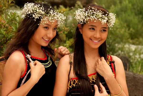 Ngoài Đức Tiến và Diệu Thúy, phim còn có sự tham gia của hot girl Cao Mỹ Kim – bạn gái cũ của ca sĩ Bùi Anh Tuấn cũng đảm nhận vai thiếu nữ dân tộc. 