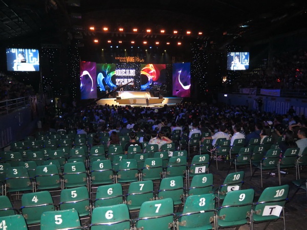 Tuy nhiên đến đêm diễn, chỉ có một nửa số ghế được lấp chỗ trống. Có nhiều nguyên nhân khiến liveshow ế vé như: thời gian tổ chức vào thứ 3 đầu tuần, giá vé cao, nội dung chương trình không được như cái tên Khoảnh khắc vàng mà khán giả đã mong đợi 8 ca sĩ sẽ làm sống dậy những bản hit cũ. 