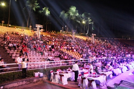 Trong khán đài có quy mô sức chứa lên đến 10.000 người thì chỉ có ước tính 2.500 khán giả đến ngồi thưa thớt. Lý giải cho sự ế ẩm là vì sức hút của Bằng Kiều đã giảm dần, cũng như giá vé khá cao và địa điểm tại Tuần Châu cũng khá xa trung tâm. 