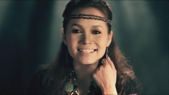 Mùa hè năm ngoái, nữ ca sĩ Đoàn Thúy Trang của Sao mai 2011 tung ra MV Tình yêu màu nắng với bối cảnh được quay ở Mộc Châu. Trong MV, để vào vai một cô gái dân tộc, nữ ca sĩ Hà thành phải học cách dắt ngựa, hái chè, cũng như chịu cái rét lạnh mùa đông trong khi chỉ mặc trang phục mỏng manh,…  