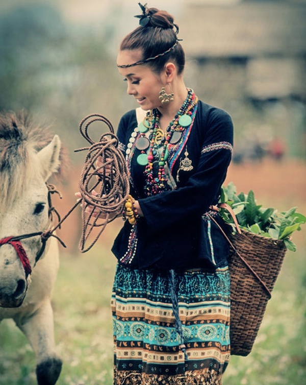  Ý tưởng đưa yếu tố hình ảnh cũng như các nhạc cụ dân tộc kết hợp với nền nhạc điện tử và phần rap với tiết tấu R&B của ê kip làm MV đã gây ấn tượng mạnh với khán giả và nhận được nhiều lời khen. MV Tình yêu màu nắng được coi là một trong những MV được yêu thích nhất năm 2013. 