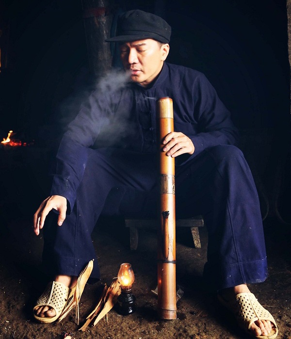 Tạm gác lại hình ảnh ngôi sao hàng hiệu của showbiz Việt,  nam ca sĩ Say tình vào vai một ông bố người dân tộc thiểu số ở Hà Giang với bộ trang phục đen,  đi dép tổ ong, răng nhuộm đen và mái tóc được cắt ngắn giản dị. Ngoài đóng một vai diễn nhỏ, Đàm Vĩnh Hưng còn là nhà sản xuất của bộ phim. 