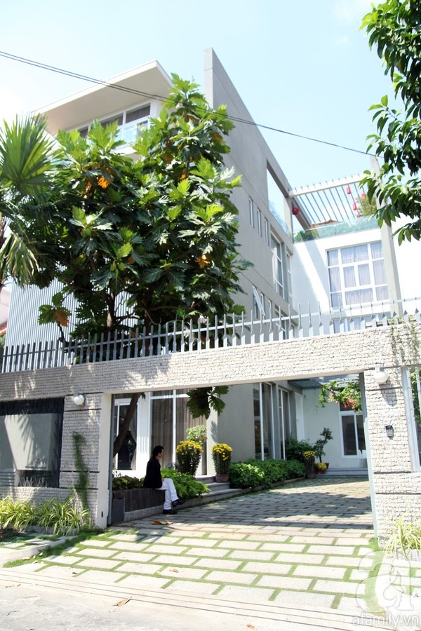 Biệt thự của Trương Ngọc Ánh nhìn từ bên ngoài. Gam màu trắng xen kẽ với cỏ cây khiến ngôi nh