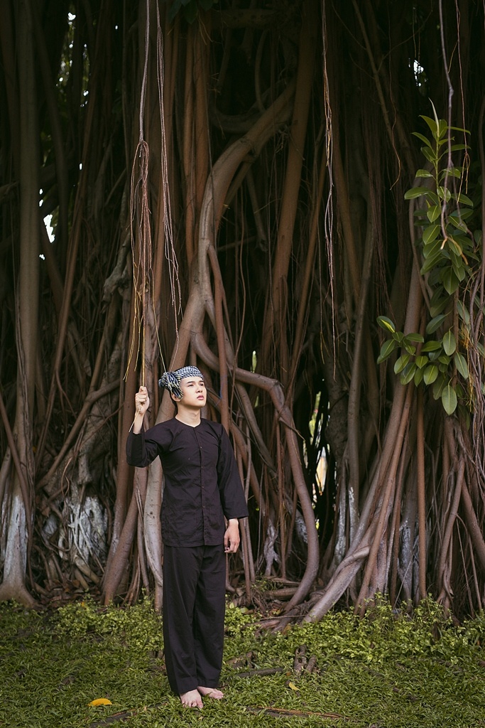 Không có cơ hội thể hiện nhiều tại mùa đầu tiên của chương trình Nhân tố bí ẩn 2014 do nằm ở hạng mục nhóm hát cũng như thường đảm nhận phần bè trầm, thế nhưng Khắc Minh - cậu em út của nhóm Ayor - vẫn để lại ấn tượng đẹp nơi khán giả truyền hình nhờ sở hữu vẻ ngoài điển trai và nụ cười tỏa sáng như các ca sĩ thần tượng xứ kim chi.