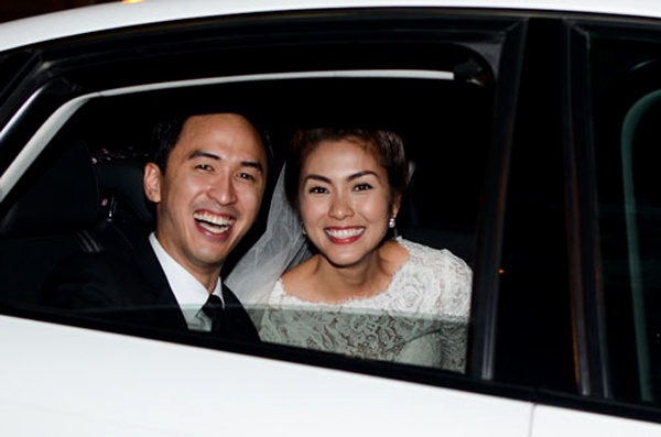 Là người khá kín kẽ trong chuyện tình cảm với ông xã doanh nhân Louis Nguyễn, nhưng vào đám cưới hồi tháng 11/2012, Tăng Thanh Hà bất ngờ khoe kỷ niệm cầu hôn của vợ chồng cô với các quan khách qua một video kể về hành trình tình yêu của họ. 