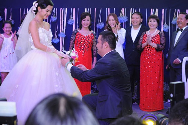 Tháng 5/2012, ông bầu Quang Huy làm đám cưới với nữ ca sĩ Phạm Quỳnh Anh sau 10 năm hẹn hò. Trong ngày trọng đại, đến nghi lễ đeo nhẫn, trước sự cổ vũ của 500 khách mời, chú rể quỳ gối, tái diễn lại cảnh cầu hôn cô dâu. 