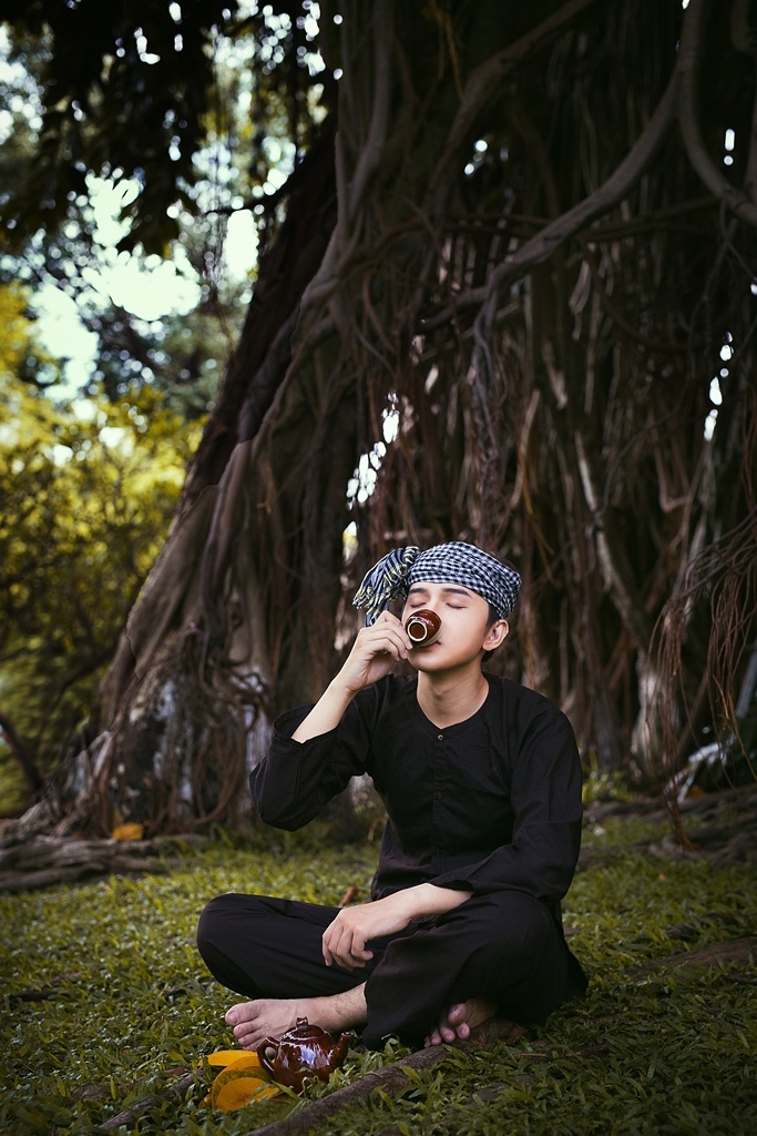 Để có được những bức ảnh lung linh gửi đến người hâm mộ, Khắc Minh đã cố gắng vượt qua nỗi sợ hãi của bản thân - những chú chuột. Thành viên của nhóm Ayor cho biết ngay từ nhỏ mình đã rất sợ chuột, thế nhưng chúng lại xuất hiện cả đàn bên dưới gốc đa. Không còn cách nào khác, anh đành phải nhờ ê-kíp đuổi bầy chuột đi trước khi chụp.