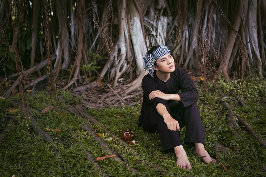 Vì trước đây từng có quãng thời gian làm người mẫu ảnh cho các tạp chí, trang tin điện tử nên việc hóa thân vào nhân vật chú Cuội gần như chẳng thể làm khó chàng ca sĩ trẻ.