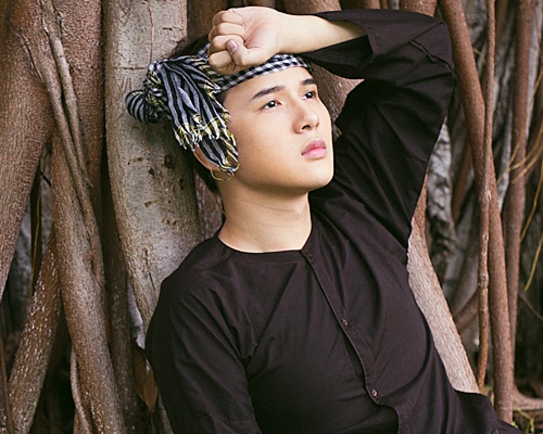 Hot boy X Factor hoa chu Cuoi dien trai ben goc da tram tuoi hinh anh