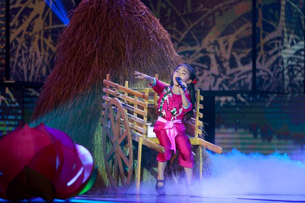 Là người khép lại chương trình, thí sinh Nguyễn Kim Quỳnh Đan gây bất ngờ lớn khi lựa chọn bài tân cổ Bài ca đất phương Nam để dự thi. Dẫu bị rớt nhịp lúc xuống câu vọng cổ và xử lý chưa tốt một số nốt, nhưng với chất giọng như mía lùi, cô bé 5 tuổi vẫn nhận được rất nhiều tràng vỗ tay tán thưởng.