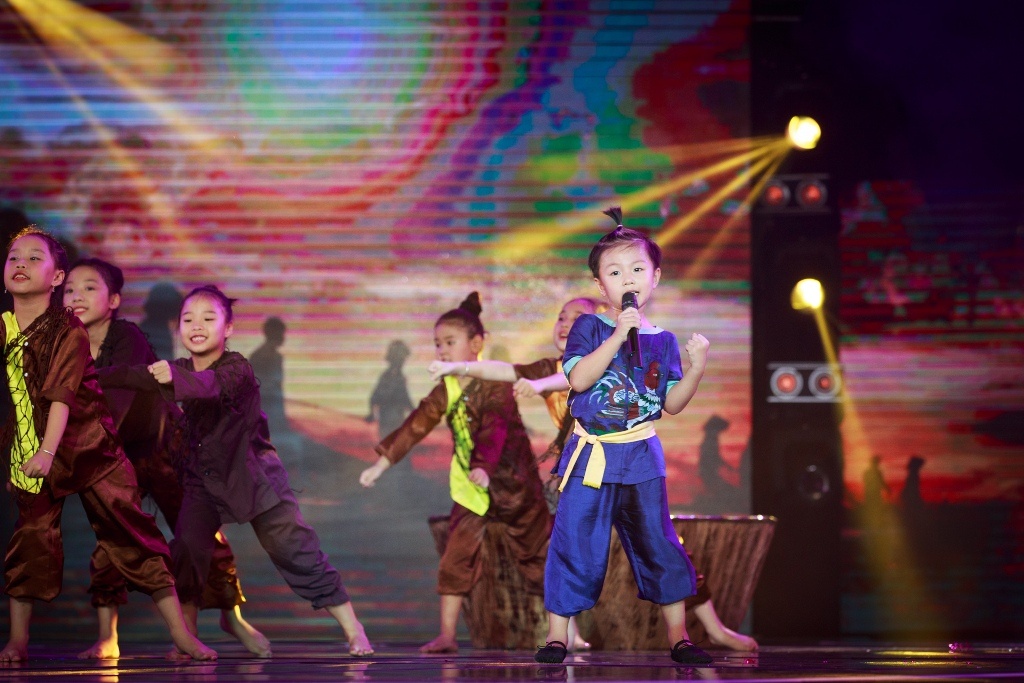 Nguyễn Hải Nam là thí sinh biểu diễn áp chót. Cậu nhóc 5 tuổi thể hiện ca khúc Hò giựt chỉ, bài hát đặc trưng của xứ Quảng. 