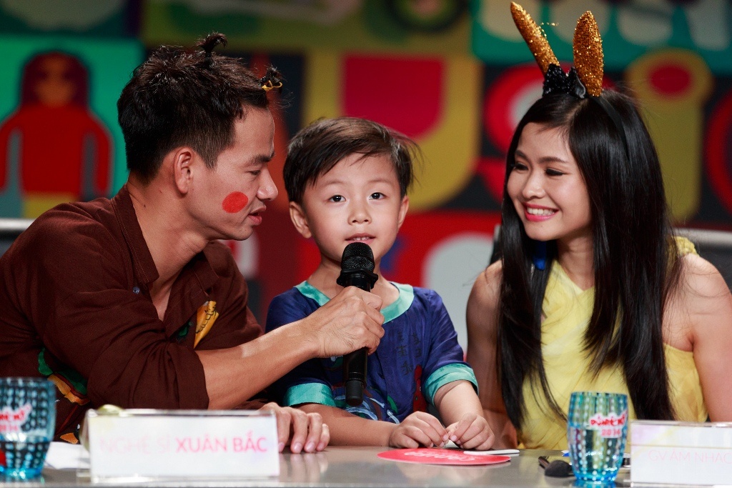 Không chỉ để lại ấn tượng qua giọng hát, em con khiến mọi người phải bật cười khi trả lời dí dỏm câu hỏi của giám khảo – “Món ăn thích nhất của con là cá chiên, đặc biệt là cá mập chiên”. 