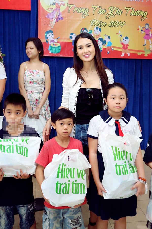 Chiều ngày 6/9, giống như Trương Thị May, người mẫu – diễn viên Anh Thư cũng đại diện quỹ Hiểu về trái tim đi phát quà Trung thu cho các em nhỏ có hoàn cảnh khó khăn tại một số địa điểm ở TP.HCM.