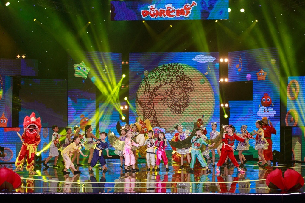 Mở đầu đêm diễn, các thí sinh có màn xuất hiện bất ngờ từ chiếc xe ô tô được Ban tổ chức đậu sẵn ngoài cửa. Tất cả cùng tiến vào sân khấu và hòa giọng trong Liên khúc Trung thu ý nghĩa. 