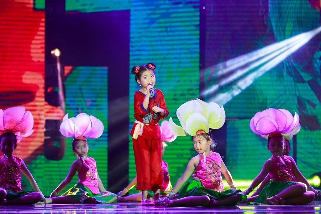 Ngoài Nguyễn Kim Quỳnh Đan, 5 thí sinh còn lại cũng có những tiết mục đầy màu sắc. Tất cả đều hát tốt, biểu diễn tự tin và kết hợp ăn ý cùng vũ đoàn minh họa. Nguyễn Hoàng Trang Thư dự thi đầu tiên. Cô bé Sài thành trình bày ca khúc Lý cây bông. 