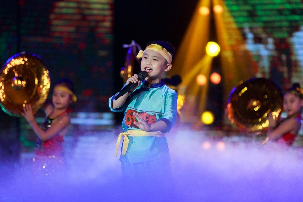 Chu Tuấn Ngọc thể hiện khả năng ca hát biến hóa qua tiết mục Thênh thênh oh ơi, một sáng tác mang âm hưởng Tây Nguyên của nhạc sĩ Nguyễn Cường. 