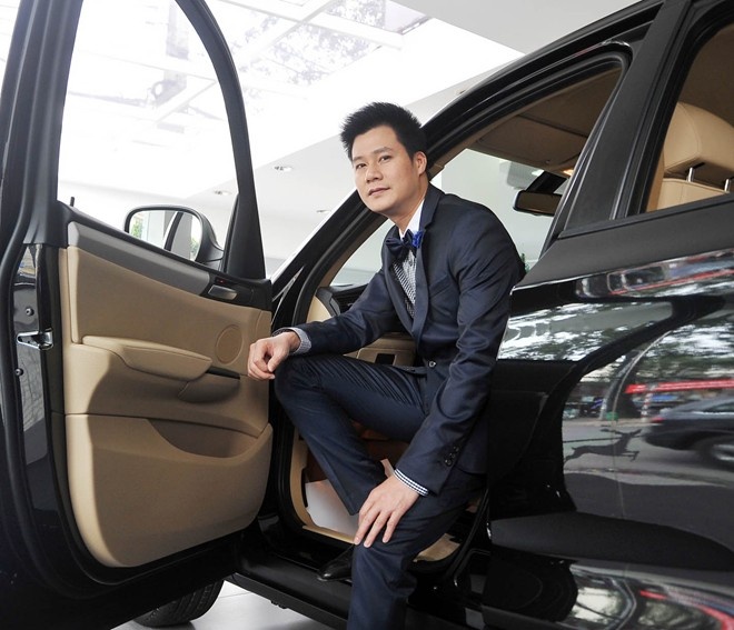 Là ca sĩ có sự nghiệp thành công, Quang Dũng sở hữu nhà và xế hộp đắt tiền, vào tháng 7/2014 anh khoe căn biệt thự ở Mỹ mua từ năm 2013, cũng vào cuối năm ngoái nam ca sĩ tậu chiếc xế hộp BMW X3 trị giá hơn <abbr class=