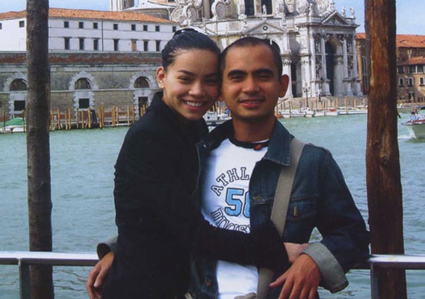 Trong tình sử của Hồ Ngọc Hà, 2 người đàn ông được biết đến nhiều là nhạc sĩ Đức Trí – người gắn bó với nữ ca sĩ thời mới đi hát và doanh nhân Cường Đô La – ông xã hiện tại của cô. Năm 2012, Đức Trí vướng vào nghi vấn phá sản đến mức phải bán nhà trả nợ do công ty giải trí Music Face gặp khó khăn. Tin đồn xuất phát từ một hot blogger được nhiều cư dân mạng biết đến, sau đó nhạc sĩ đã phủ nhận thông tin thất thiệt.