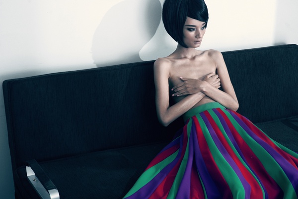 Đầu tháng 6/2014, người mẫu Lê Thúy giới thiệu bộ ảnh thời trang mới trong đó cô diện những mẫu thiết kế của Đỗ Mạnh Cường, có shoot ảnh, Lê Thúy ôm ngực bán nude. Tuy nhiên thay vì đem lại hình ảnh gợi cảm, thân hình gầy gò của Lê Thúy chỉ mang tới nét thiếu sức sống, tiều tụy, không làm nổi bật được vẻ đẹp của trang phục.