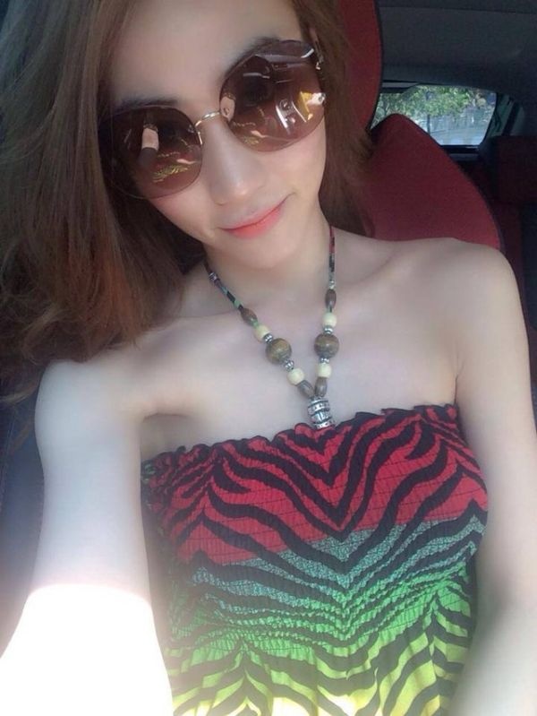 Sở hữu gương mặt đẹp và thân hình khá cân đối nhưng thời gian vừa qua Ngân Khánh sút cân khá nhiều. Trong những bức ảnh tự chụp trên trang cá nhân, nữ diễn viên để lộ bờ vai gầy guộc, xương quai xanh nhô cao. 