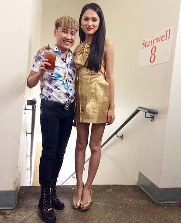 Bộ váy ngắn vô tình tố cáo đôi chân kém thẳng, gầy nhẳng với đầu gối “củ lạc” của nữ ca sĩ Hương Giang idol. Trước đó, Hương Giang vốn được khen là người đẹp chuyển giới hiếm hoi có được vóc dáng chuẩn ở showbiz Việt. 