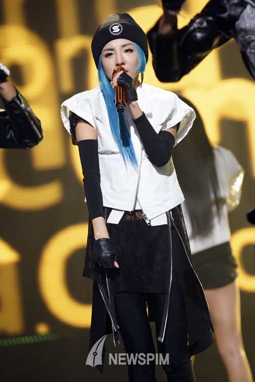 Dara cá tính trên sân khấu.