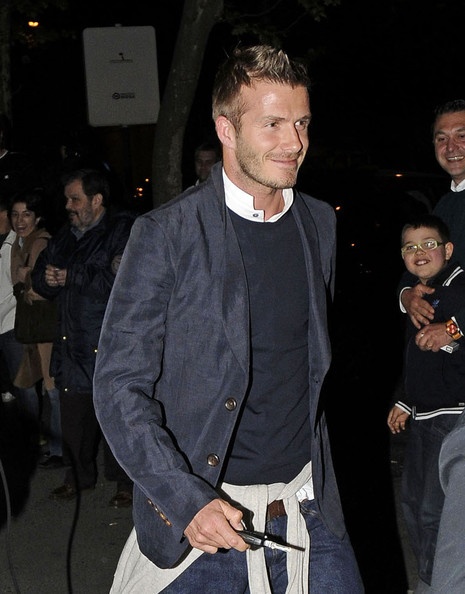 Anh ấy cười rất thân thiện, tôi đã ôm anh ấy thật chặt mà David không hề tỏ ra khó chịu chút nào”. Người đại diện của danh thủ người Anh thì nói đơn giản: “David đưa tiền tip nhiều là bởi phục vụ ở quán bar rất tốt”.