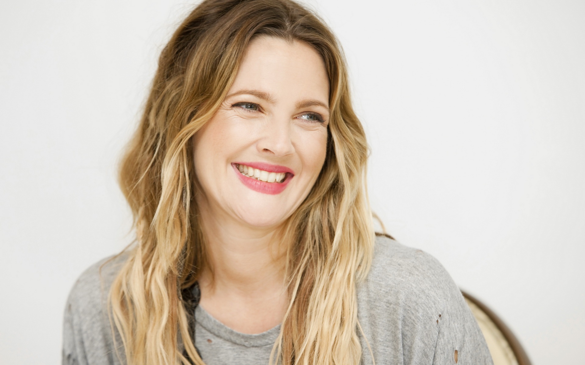 Minh tinh Drew Barrymore là nữ khách hàng rộng rãi mà các nhà hàng muốn được phục vụ. Nữ diễn viên Ana Ortiz từng có thời làm bartender và có dịp phục vụ diễn viên đàn chị.