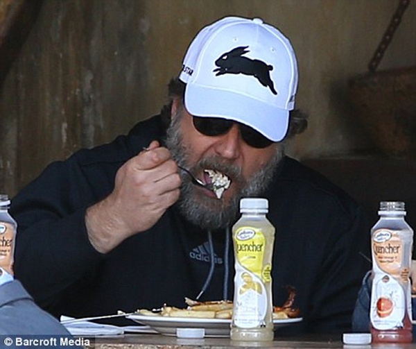 Một nhân viên tại nhà hàng đã thốt lên vì không tin vào mắt mình: “Chúng tôi tự hỏi lúc ấy ‘Có thật là chuyện gì vừa xảy ra vậy?’”. Số tiền boa được chia đều và mỗi nhân viên vui vẻ cầm 60 bảng Anh ra về. 