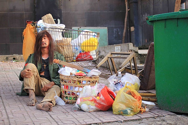 Từ một đại ca sừng sỏ, Lâm phải đi bới rác, ăn xin trong bộ dạng khá thê thảm. Tóc dài bết bẩn, quần áo nhàu nhĩ, hàng ngày Lâm lục tìm các thùng rác kiếm thức ăn thừa và chìa tay xin từng đồng của người đi đường. 