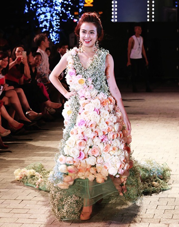 Trong show thời trang Đẹp Fashion Runway diễn ra tối 13/9, Hoàng Thùy Linh có dịp thử sức với sàn catwalk với tư cách vedette khách mời cho BST của nhà thiết kế trẻ Lý Quý Khánh. Cô xuất hiện rạng rỡ trên sân băng trong bộ đầm đuôi dài kết bằng hoa tươi cầu kỳ có giá lên đến 300 triệu đồng.