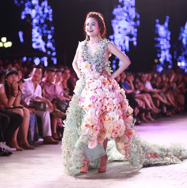 Tuy nhiên, chiều cao và vóc dáng khiêm tốn của Hoàng Thùy Linh trông khá nhỏ bé trong bộ đầm to và nặng. Mặc dù cô đã diện đôi giày cao gót nhưng Hoàng Thùy Linh như lọt thỏm trên sân băng. Cư dân mạng nhận xét, dù chỉ là khách mời nhưng bộ đồ chọn cho nữ ca sĩ không phù hợp với vóc dáng, khiến cô lộ nhược điểm chân ngắn và trông như một bình hoa di động.