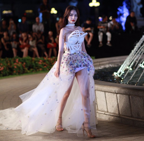 Cũng trong Đẹp Fashion Runway, Hoa hậu Thời trang 2007 Trúc Diễm cũng đóng vai trò vedette cho BST của nhà thiết kế Huy Trần. Cô khoác lên người bộ váy cưới cut-out phần ngực và chân váy high-low. 