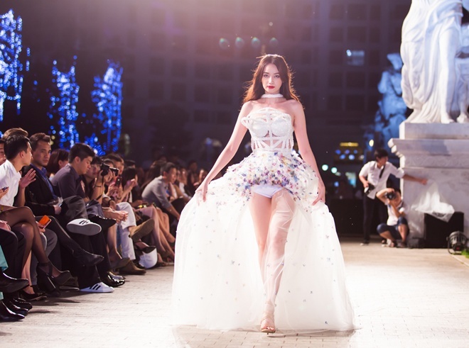 Qua lớp vải voan mỏng của bộ đầm cho thấy đôi chân kém thon của Trúc Diễm, thêm vào đó chiếc quần trắng mặc dưới chân váy để lộ trông không được đẹp mắt. Bù lại vóc dáng, phong thái trình diễn của người đẹp được khen ngợi. 