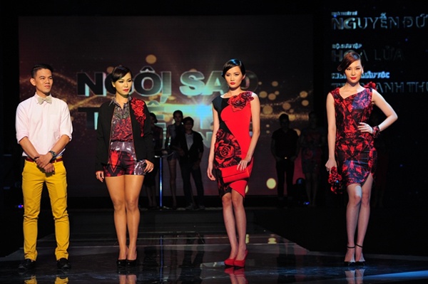 Nhược điểm này càng rõ rệt hơn khi Phương Vy đứng cạnh các người mẫu khác.