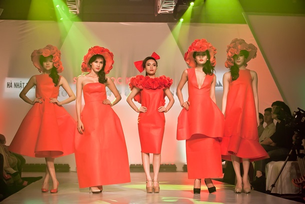 “Én chị” diễn cùng người bạn nhảy trong Bước nhảy hoàn vũ nhưng có lẽ vì chưa từng catwalk nên cô tỏ ra khá lóng ngóng, gương mặt cũng khá căng thẳng.  