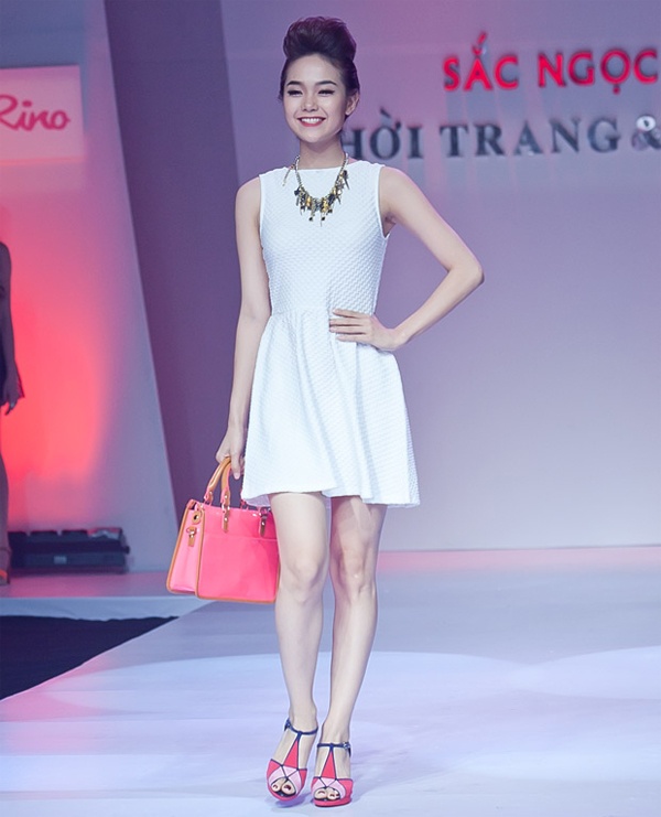 Nữ ca sĩ, diễn viên Minh Hằng cũng có trải nghiệm với sân băng trong chương trình Thời trang & Cuộc sống diễn ra hồi tháng 7/2013. Nữ diễn viên Vừa đi vừa khóc làm vedette mở màn và kết màn cho thương hiệu Carlo Rino mà cô làm đại diện. 