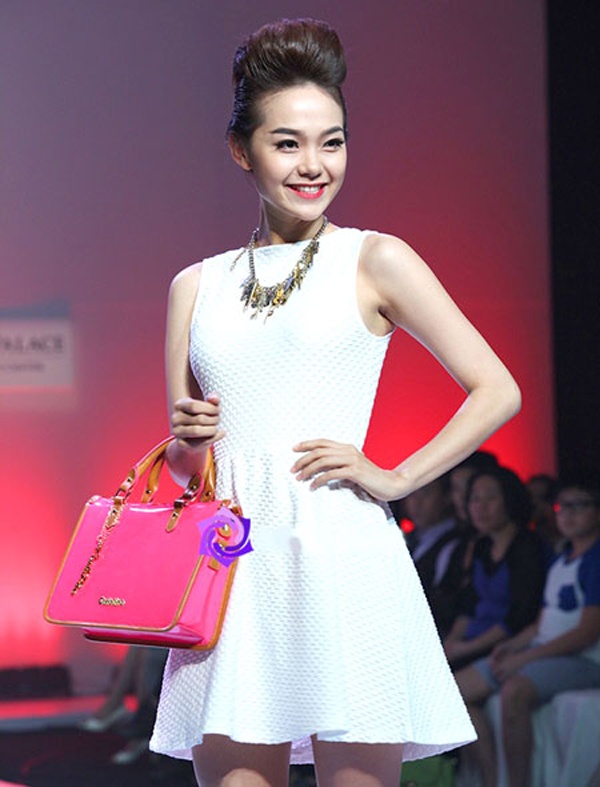 Phần thể hiện của Minh Hằng khá sinh động nhờ nụ cười tươi tắn nhưng trong những lúc tạo dáng ở điểm dừng hay xoay người, cô tỏ ra lúng túng, thiếu sự nhịp nhàng.