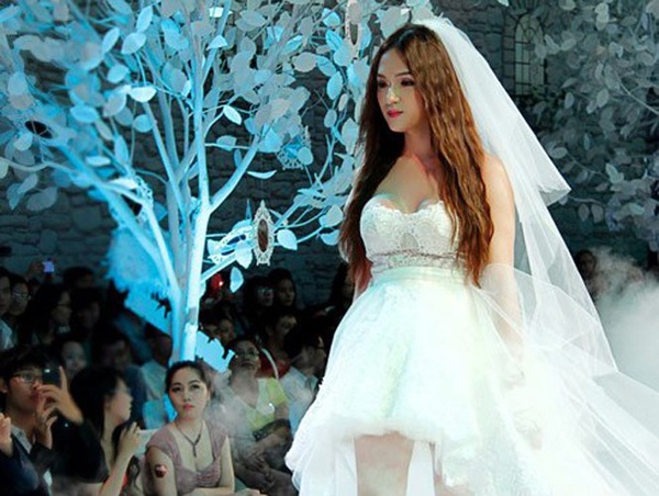 Chiếc váy ép chặt vòng 1 cũng là nguyên nhân khiến nữ ca sĩ không thoải mái trên sân băng.  