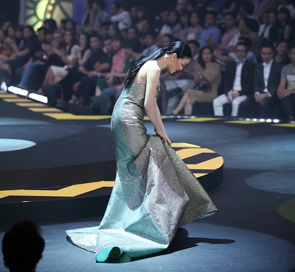 Bộ váy có phần đuôi dài và nặng cũng khiến Maya khó khăn khi di chuyển, cô gặp sự cố vướng chân váy và phải dừng lại để gỡ rối. 