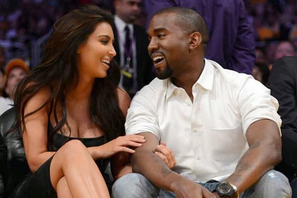 Vo chong Kim Kardashian khoa than tap yoga hinh anh