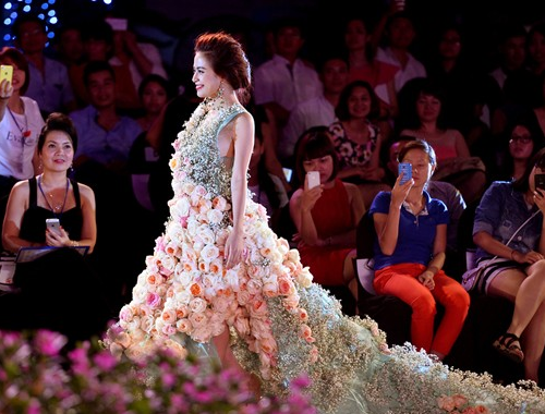 Sao ca nhac, phim anh bi che cuoi khi lam nguoi mau catwalk hinh anh