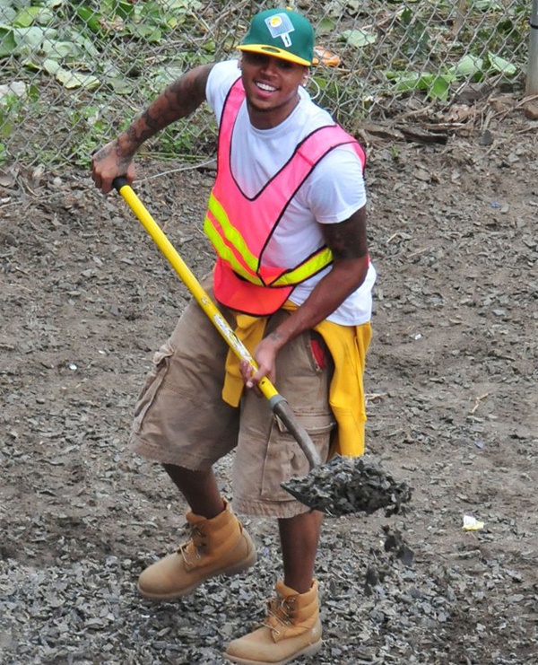 Chàng ca sĩ nóng tính Chris Brown đang phải dọn sạch cỏ dại và rác từ một chuồng ngựa cảnh sát ở Virginia. Đây là một trong những hình phạt mà nam ca sĩ phải thực hiện vì vụ hành hung bạn gái Rihanna vào năm 2009. 