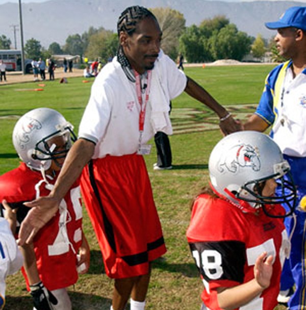 Rapper nổi tiếng Snoop Dogg bị đề nghị hoàn thành 800 giờ phục vụ cộng đồng sau khi bị cáo buộc tội tàng trữ ma túy và súng trong năm 2007. Trong ảnh, Snoop Dogg làm huấn luyện viên cho đội bóng đá nhí của giải Snoop Youth Football League do anh thành lập. 