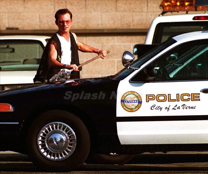 Nam diễn viên Christian Slater đang lau chùi một chiếc xe cảnh sát trên một con phố ở Los Angeles. Đây là công việc anh phải thực hiện trong thời gian 60 ngày ở nhà tù thành phố La Verne hồi tháng 12/1997 dành cho tội danh đánh đập bạn gái trong lúc “phê” ma túy và chống lại cảnh sát khi bị bắt. 