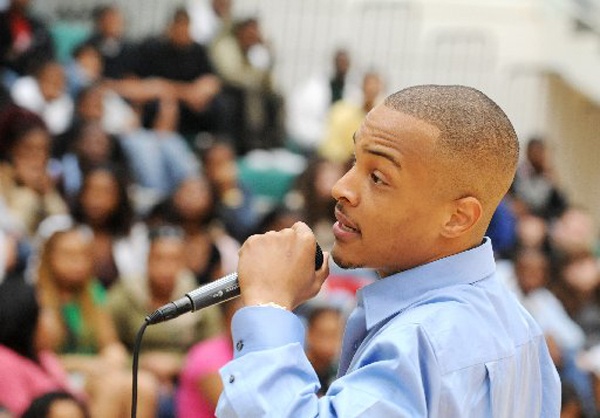 Một rapper khác làm tài nhiều tật là T.I . từng trình diện ở tòa án vài lần. Năm 2007, T.I đối mặt với án tù khá nghiêm trọng vì tội mua trái phép hàng loạt súng máy từ những nhân viên liên bang. Một trong các hình phạt là 1000 giờ nói chuyện với trẻ em về vấn đề “lựa chọn sáng suốt” đã được chương trình thực tế Road to Redemption của MTV ghi lại.  