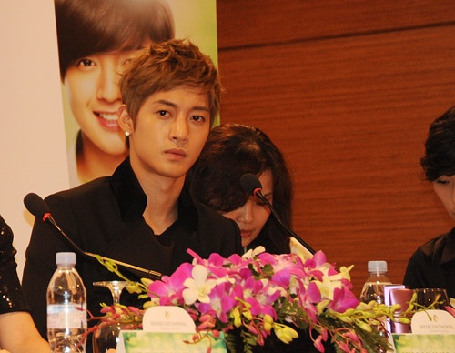 Thế nhưng trong lần đến Việt Nam cho sự kiện của nhãn hàng vào tháng 8/2011, Kim Hyun Joong khiến báo giới lẫn người hâm mộ Việt chưng hửng vì vẻ lạnh nhạt, tiết kiệm nụ cười của anh. 