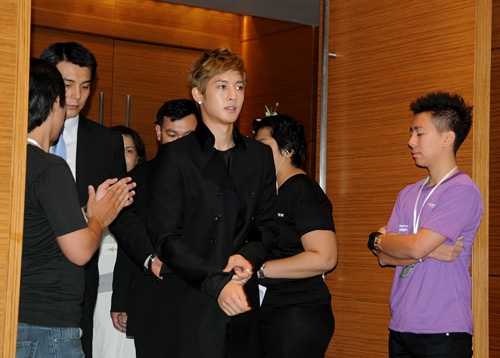 Kim Hyun Joong được biết đến với tư cách trưởng nhóm SS501 sau đó là diễn viên nổi tiếng qua bộ phim Boys Over Flowers, anh là một trong những mỹ nam Hàn sở hữu lượng fan Việt đông đảo nhất. 