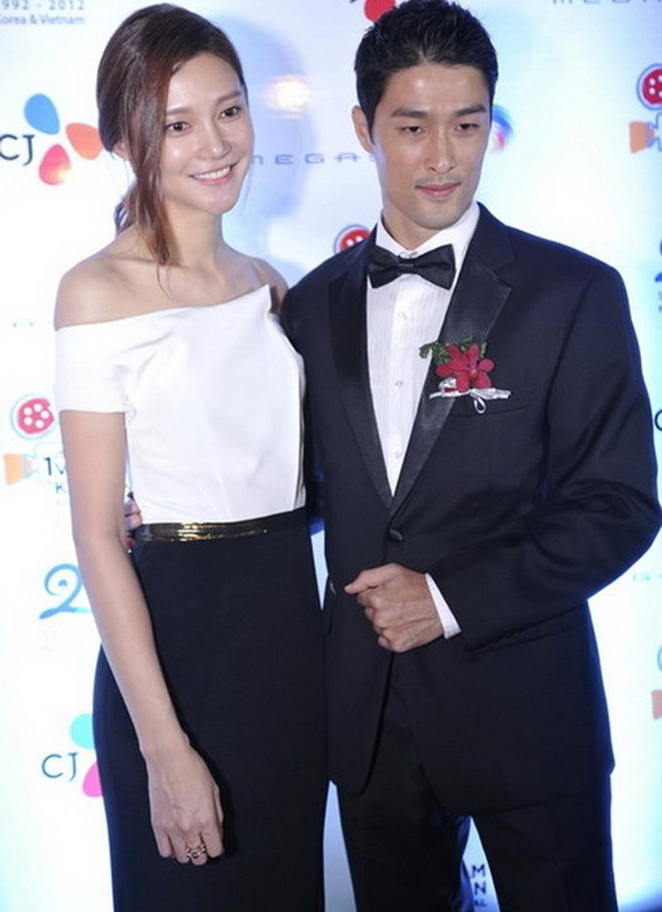 Một trong những ví dụ điển hình về việc sao Hàn khắt khe với hình ảnh cá nhân là sự kiện nữ diễn viên Cha Ye Ryeon tới Việt Nam hồi tháng 10/2012 với tư cách là người đại diện Liên hoan phim Việt - Hàn lần thứ nhất. Được tháp tùng bởi Johnny Trí Nguyễn – đại diện phía Việt Nam, người đẹp phim Mười rạng rỡ trên thảm đỏ, thân thiện nở nụ cười trước ống kính. 