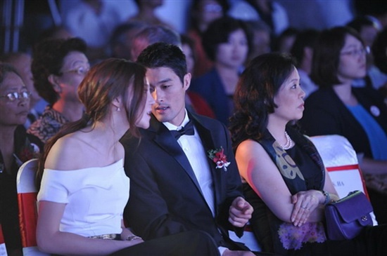 Tuy nhiên một tình huống khá ngại ngùng xảy ra khi Cha Ye Ryeon được đại diện ban tổ chức ngỏ lời chụp hình kỷ niệm cùng Hoa hậu Trúc Diễm cũng có mặt sự kiện nhưng cô đã từ chối.